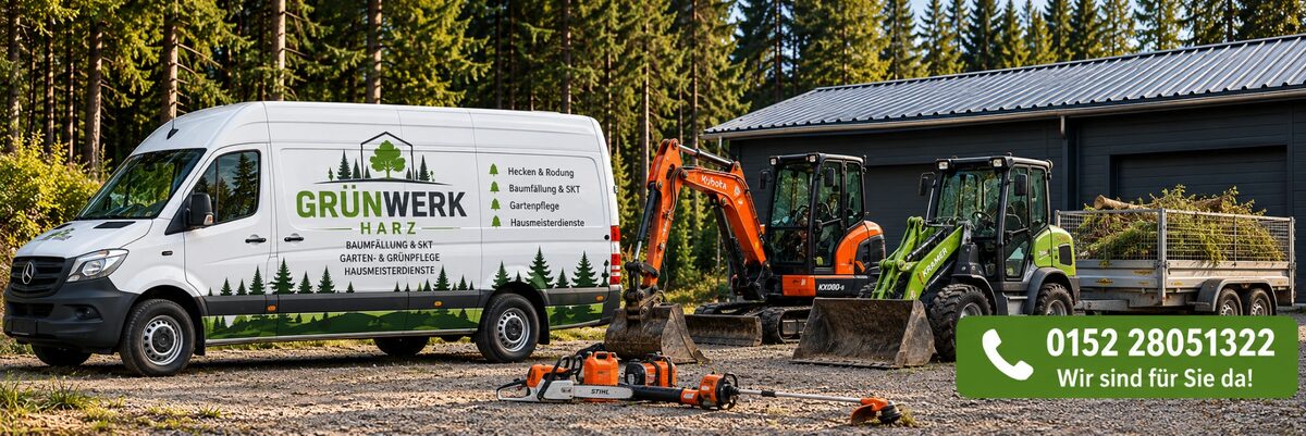 Firmentransporter von GrünWerk Harz mit Bagger, Radlader, Anhänger und Motorgeräten vor der Halle