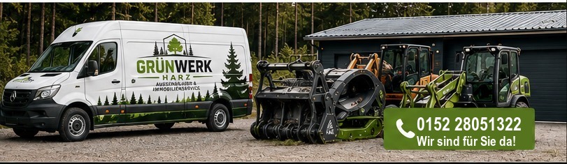 Transporter und Maschinen von GrünWerk Harz vor der Halle