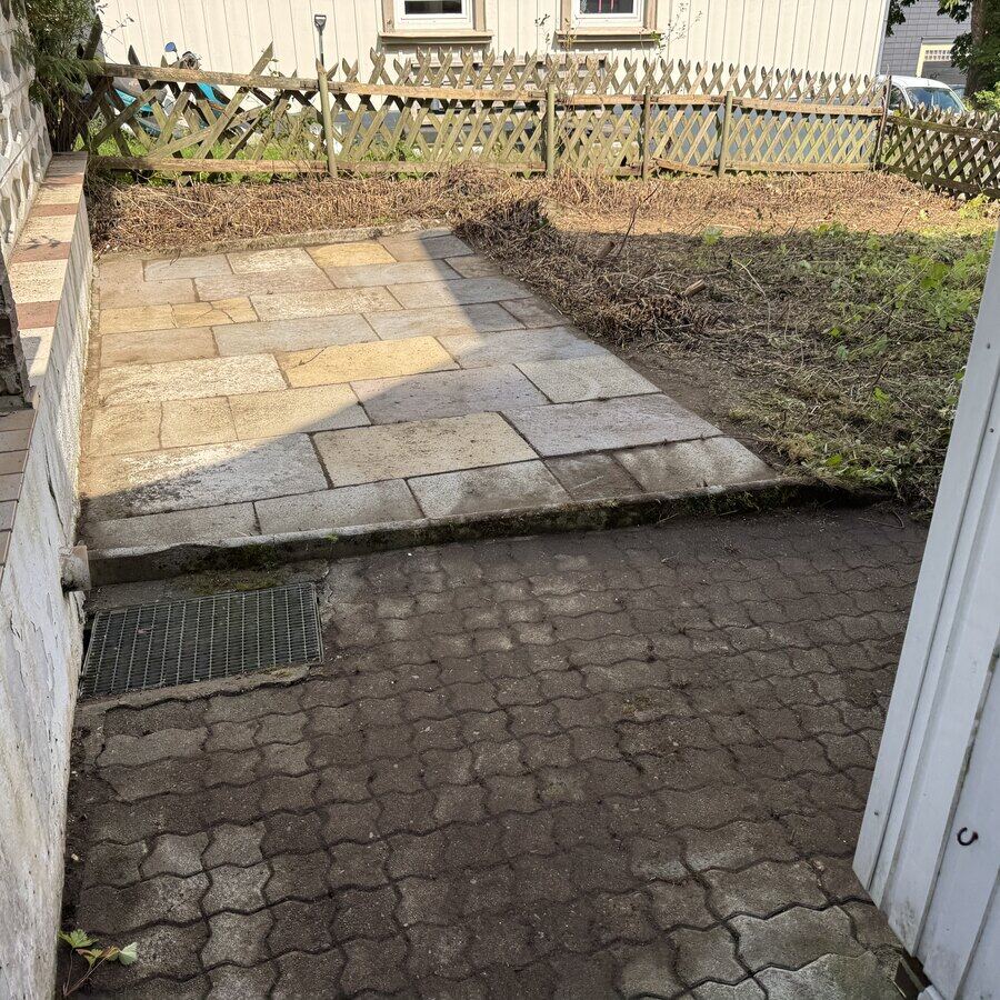 Derselbe Bereich freigelegt, Terrasse und Pflaster sichtbar