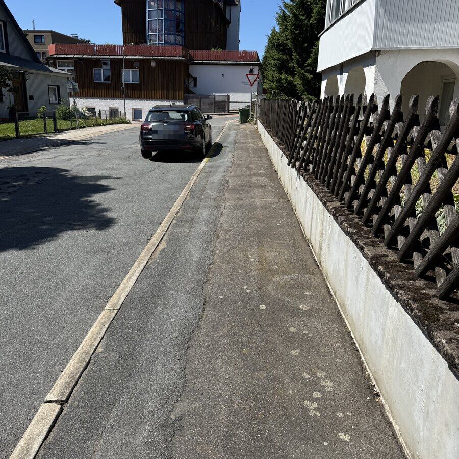 Derselbe Gehweg sauber freigelegt
