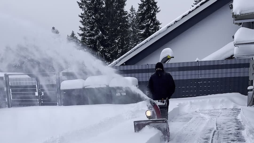 Winterdienst von GrünWerk Harz: Schneefräse räumt einen verschneiten Weg im Oberharz